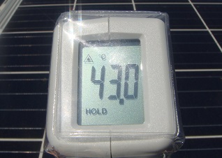 炎天下ソーラーパネル放射温度計
