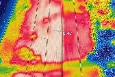 真夏の炎天下の防草シートの表面温度とソーラーパネルへの影響